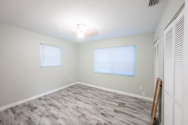 Building Photo - 1011 Bianca Dr NE