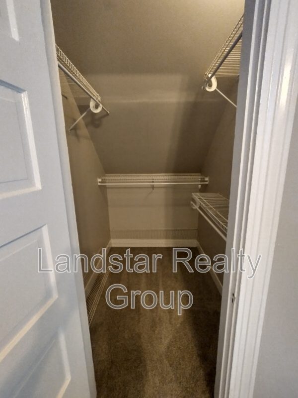 Building Photo - 2127 Grinstead Dr