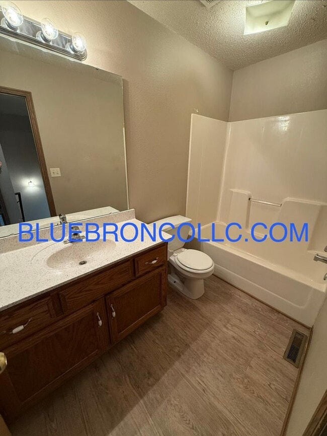 Building Photo - Newly remodeled 3 bedroom townhome for a great price!