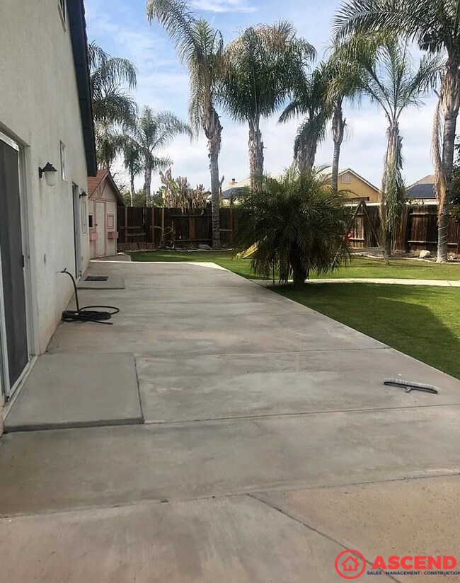 Building Photo - Stunning 3BD/2BA Home in Bakersfield's 93313 — Pool, 3-Car Garage, Gardener & Pool Service Included!