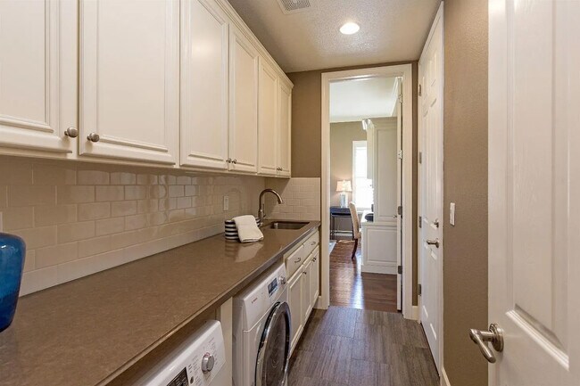 Building Photo - 2490 Muirfield Way