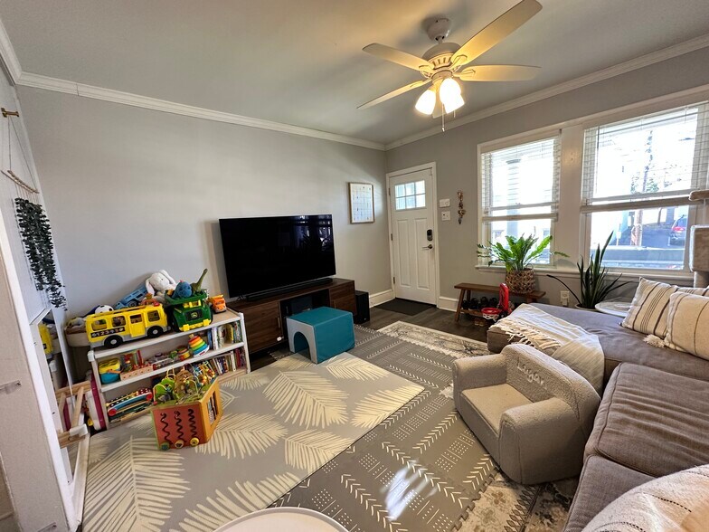 Building Photo - 10 W Knight Ave