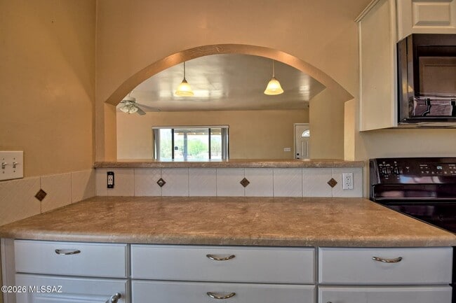 Building Photo - 1604 E 10th St