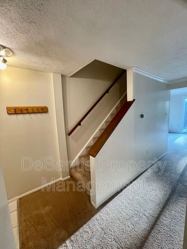 Building Photo - 925 Elm Ct