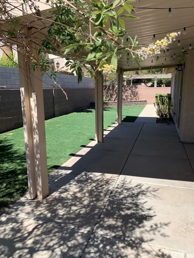 Building Photo - SINGLE STORY WITH A 3 CAR GARAGE IN HENDERSON!!!!