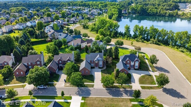 Building Photo - 699 Bay Pointe Dr