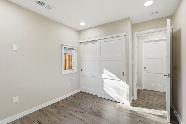 Building Photo - Turnkey Open-Concept Home with Central A/C & Solar