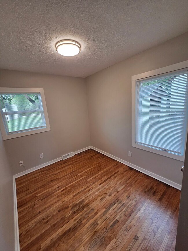 Building Photo - 3 bed, 2 bath, 1 car detached garage!
