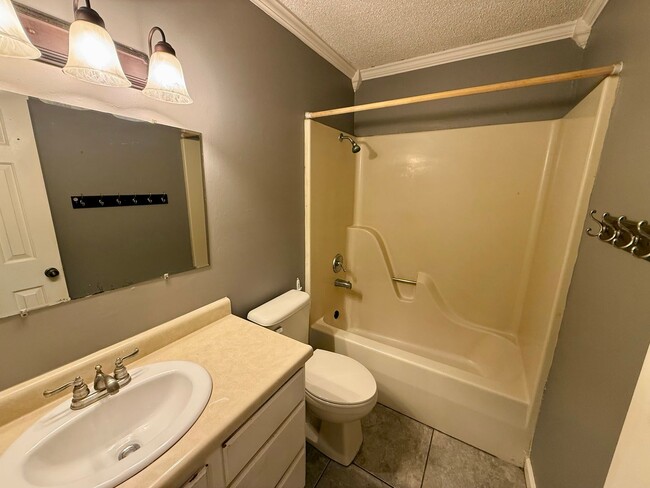Building Photo - 1401 Elmdale Pl