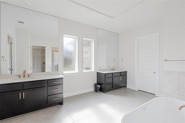 Building Photo - 301 Northcrest Dr
