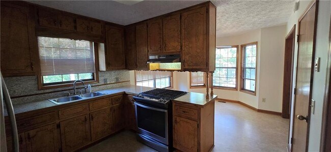 Building Photo - 303 Cacique Ct