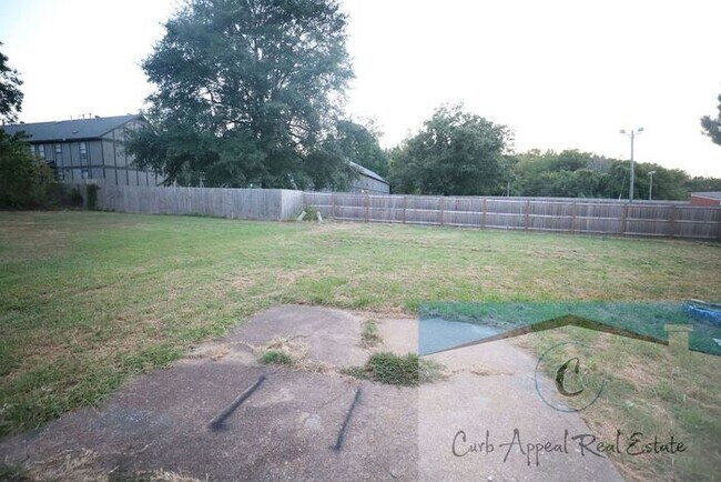 Building Photo - Fully renovated 2 bed 2 bath townhouse