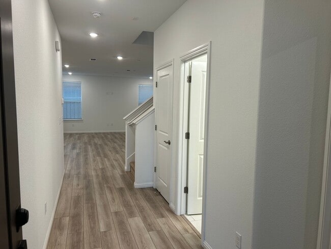 Building Photo - Beautiful 4 Bedroom 3 Bath Brentwood Home