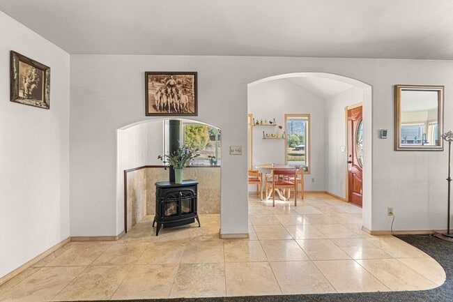 Building Photo - 1005 N 3rd St E