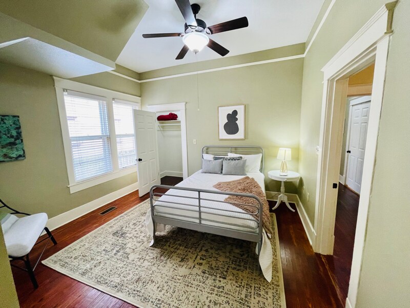 Building Photo - 621 W Daisy L Gatson Bates Dr