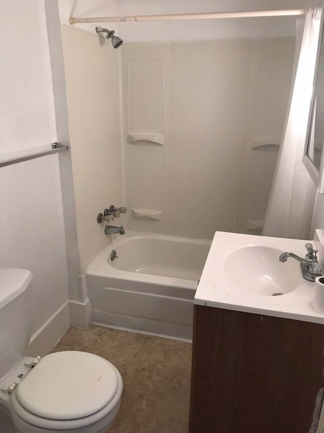 Building Photo - 2 bedrooms 1 bath