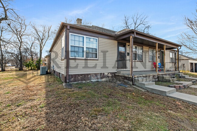 Building Photo - 1125 W 16th St N