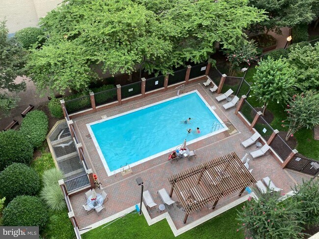 Building Photo - 901 N Monroe St