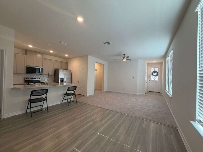 Building Photo - Move-In Ready 3 Bedroom + Flex Room in Prime 78245 Location