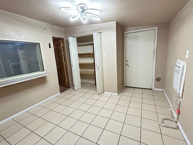 Building Photo - 3 Bedroom, 2 Bathroom, 2 Car Garage