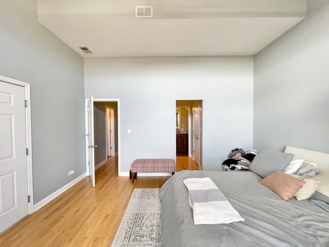 Building Photo - 2734 N Wolcott Ave