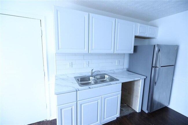 Building Photo - 1967 Singer Way