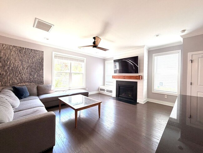 Building Photo - Available July 1st. Beautiful 4 BR/2.5 BA Home in Highly Desirable Park West! Landscaping included!