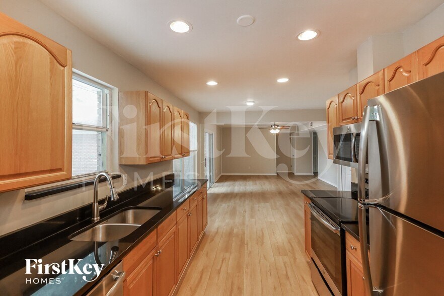 Building Photo - 1806 Alder Dr