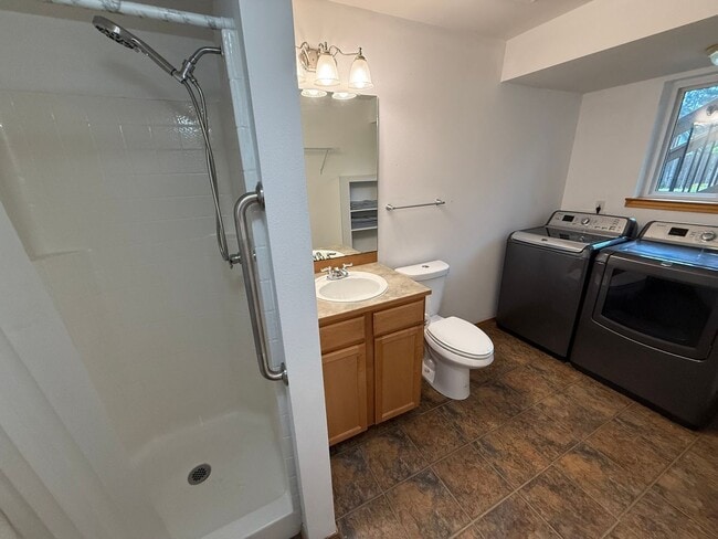 Building Photo - Beautiful Split-Entry 4 Bed 3 Bath Home Fully Fenced Yard