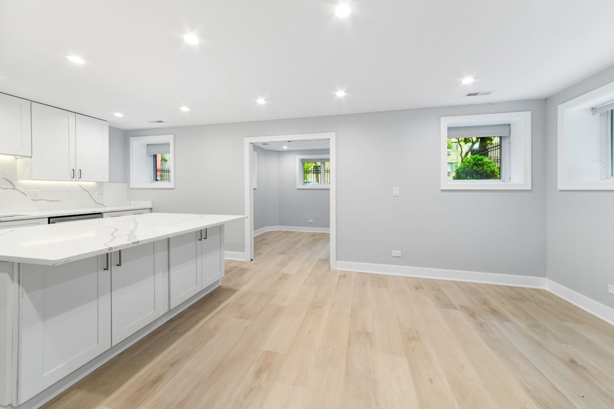 Building Photo - 935 W Winona St