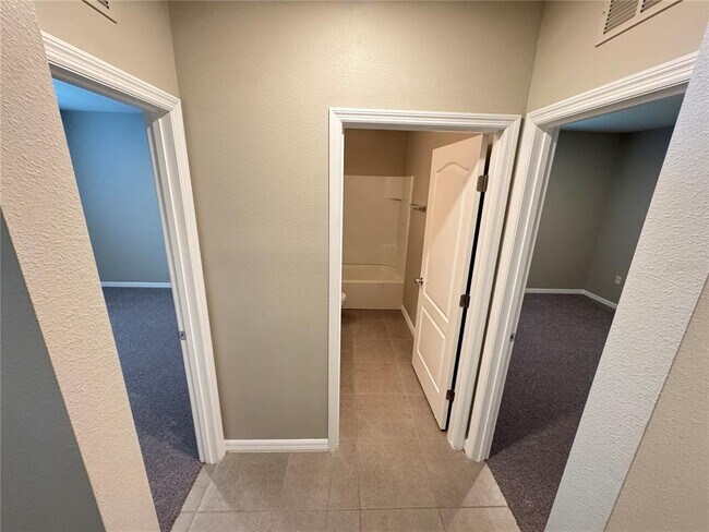 Building Photo - 2323 Silverview Dr