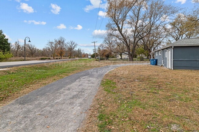 Building Photo - 465 S Dade Ave