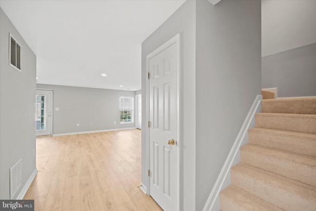 Building Photo - 103 Holmes St