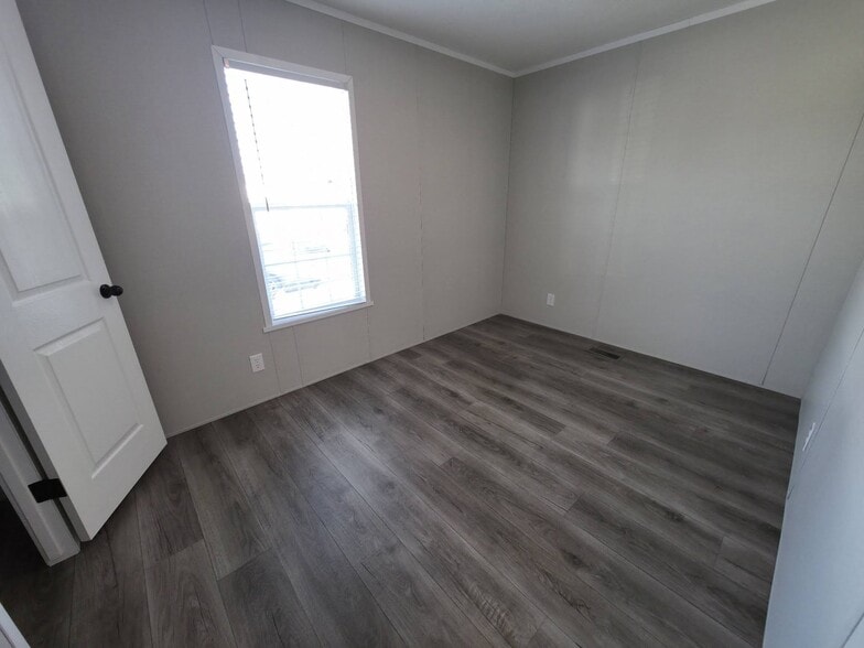 Building Photo - 1404 W Commodore Blvd