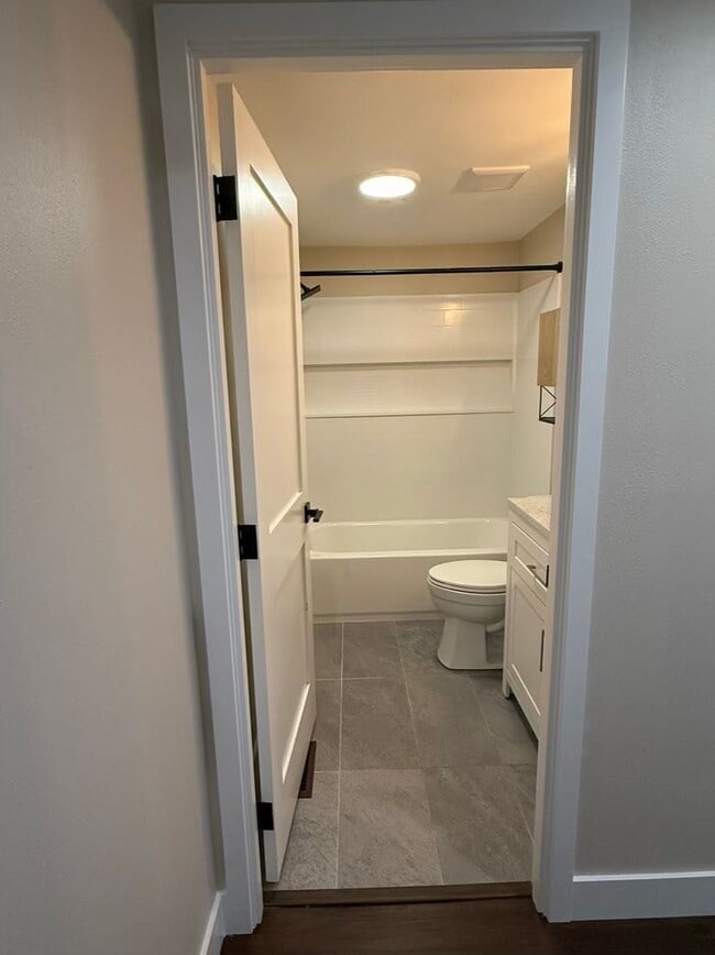 Building Photo - 3 Bedroom 2 bathroom House! Move in Special!