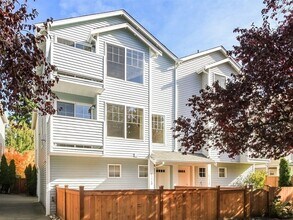 Building Photo - Fabulous Green Lake Townhome