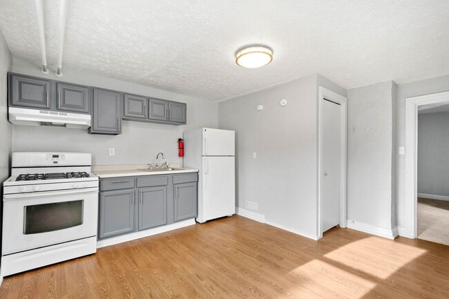 Building Photo - 831 Hall St