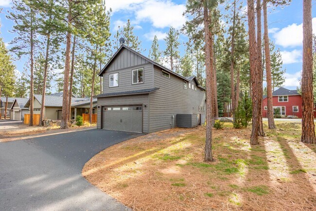 Building Photo - Modern 3 BR home on beautiful wooded lot in Sisters