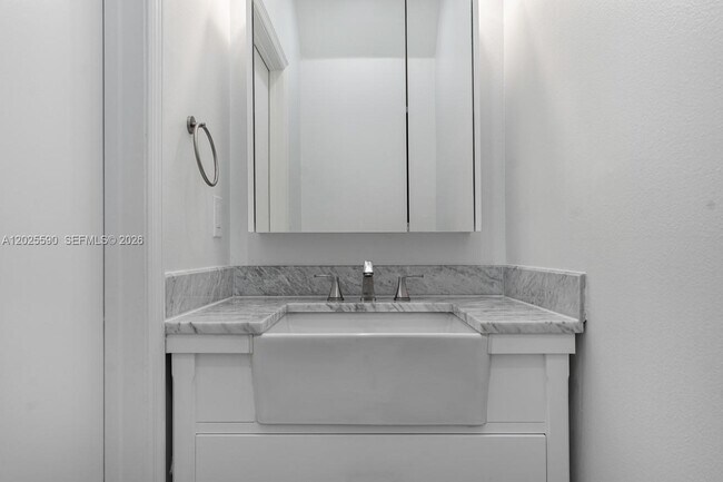 Building Photo - 2098 Madeira Dr