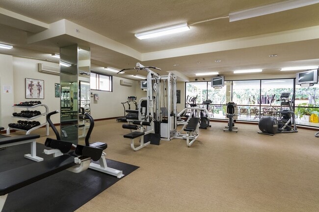 Building Photo - 2 bedroom, 2 Bath Condo with BEAUTIFUL Mountain, Ocean, and Diamond Head Views.