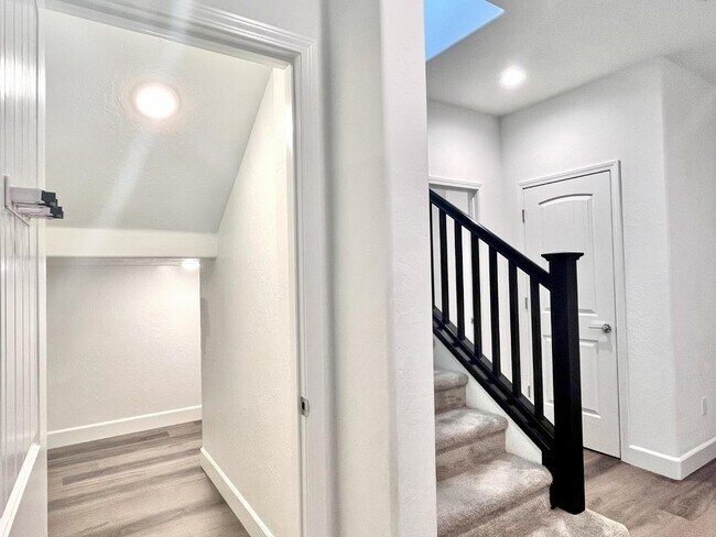 Building Photo - 377 Traverse Dr S