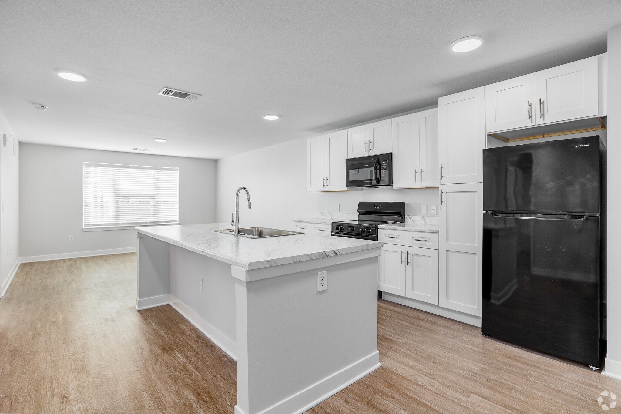 1BR, 1BA - Floor Plan C - 777SF - Kitchen - Hillcrest Green II