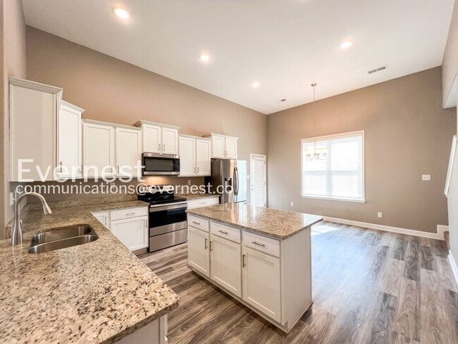 Building Photo - 5670 Matthew Dr