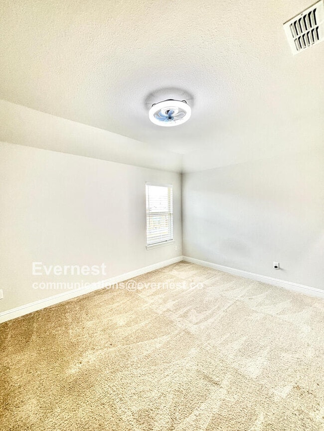 Building Photo - 566 Westwood Way Dr