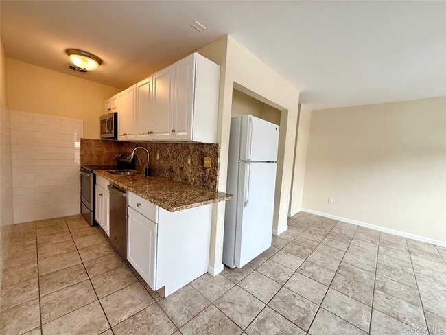 Building Photo - 722 US-6