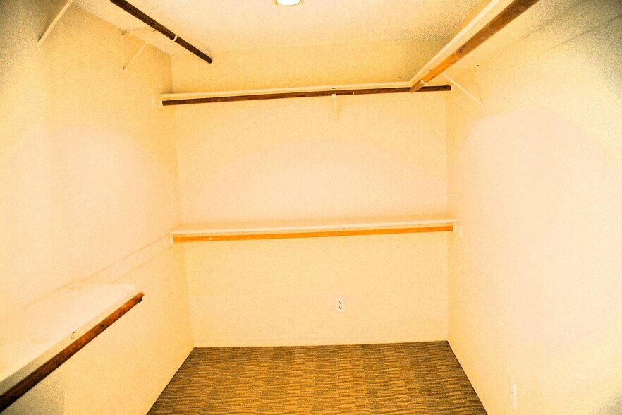 Building Photo - 220 Shoreview Dr
