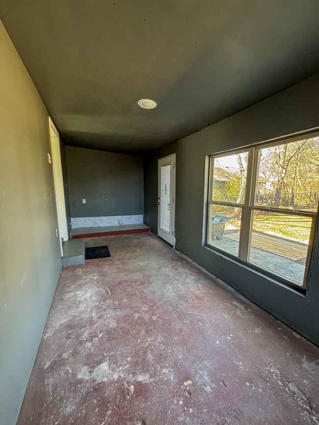 Building Photo - 320 W Hudgins St