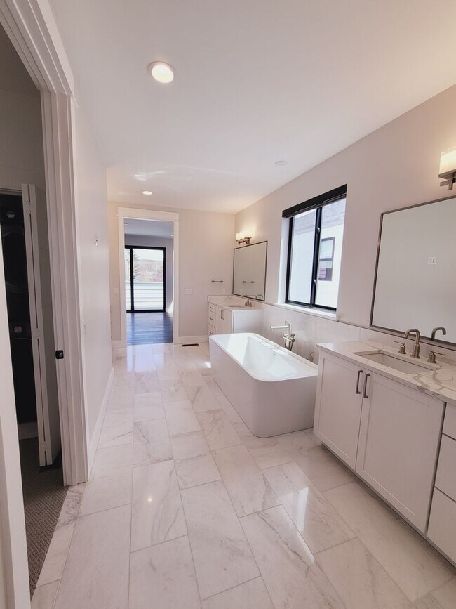 Building Photo - Luxury Downtown Townhome