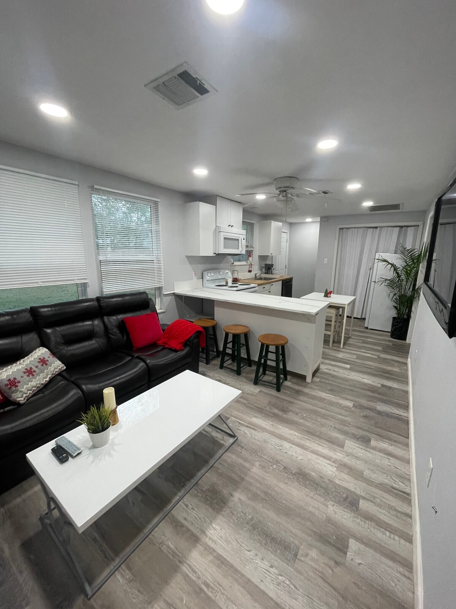 Building Photo - 208 E Magnolia St