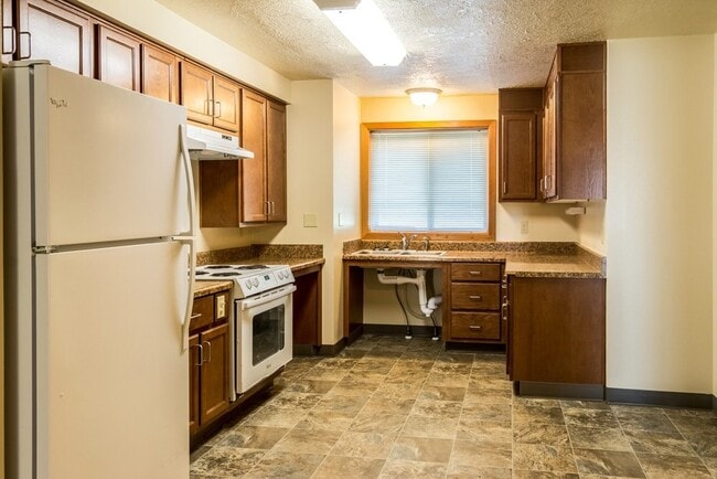 Building Photo - 410 NE Oak St